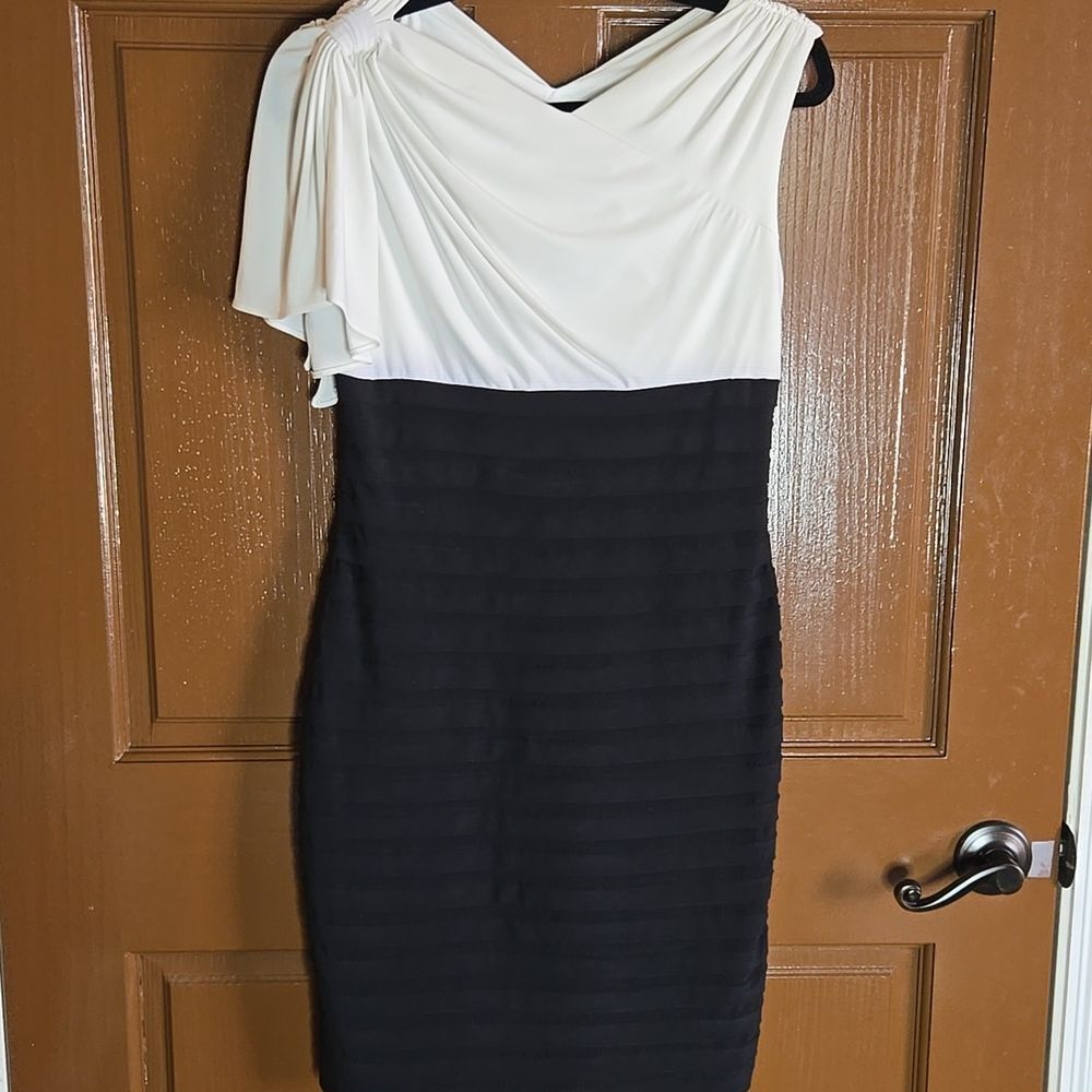 Adrianna Papell-Iv/black dress with drape detail on shoulder and fitted skirt S.